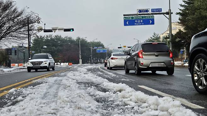 제설미비 통행 불편주는 분당 구미교사거리 [촬영 이우성]