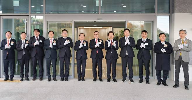 2일 부산 기장군 한국원자력환경복원연구원 신축 본원에서 열린 이곳 개원식에서 주요 관계자들이 기념촬영하고 있다. (왼쪽 5번째부터) 최남호 산업통상자원부 제2차관, 권병훈 원자력환경복원연구원 이사장, 황주호 한국수력원자력 사장. (사진=산업부)