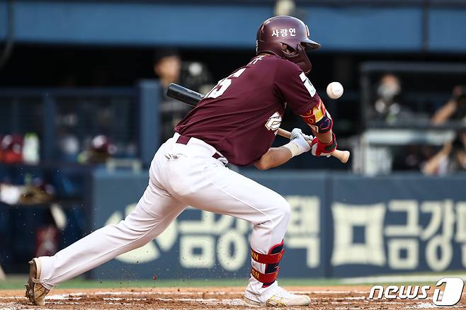 2일 서울 송파구 잠실야구장에서 열린 프로야구 '2023 신한 SOL KBO리그' 키움 히어로즈와 LG 트윈스의 경기, 3회초 2사 1루 상황 키움 이용규의 체크스윙에 땅볼이 되고 있다. 2023.8.2/뉴스1 ⓒ News1 유승관 기자