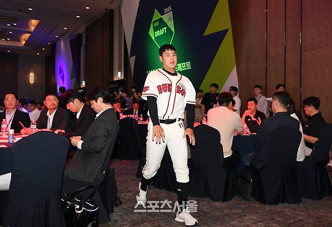 덕수고 투수 정현우가 ‘2025 KBO 신인 드래프트’에서 전체 1순위로 키움에 지명된 뒤 무대 위로 입장하고 있다. 사진 | 박진업 기자 upandup@sportsseoul.com