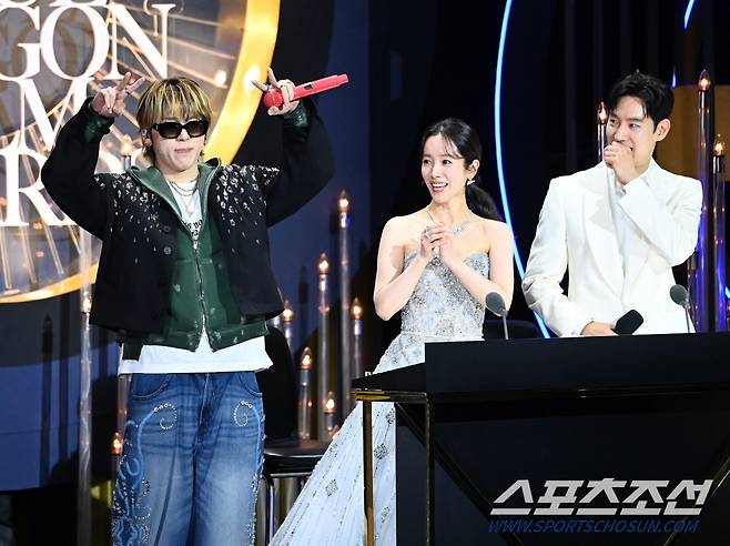 제45회 청룡영화상 시상식이 29일 여의도 KBS홀에서 열렸다. 지코가 멋진 무대를 선보이고 있다. 허상욱 기자wook@sportschosun.com/2024.11.29/