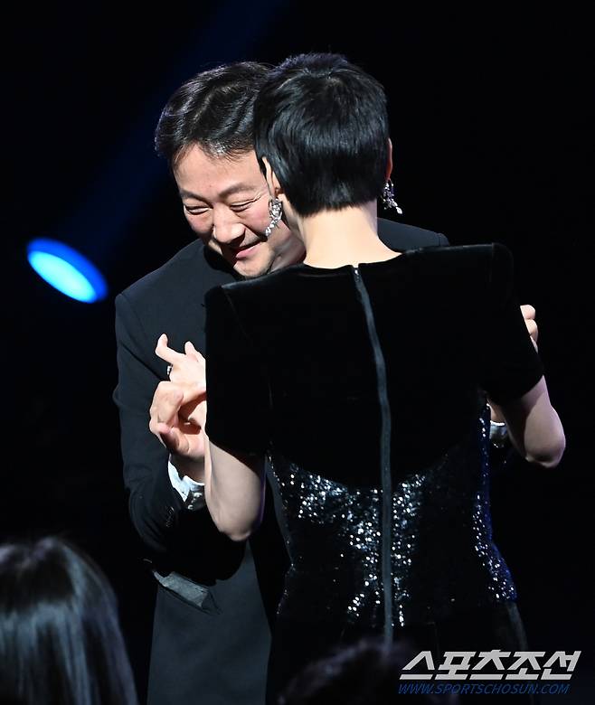 제45회 청룡영화상 시상식이 29일 여의도 KBS홀에서 열렸다. 감독상을 수상한 장재현 감독이 기뻐하고 있다. 허상욱 기자wook@sportschosun.com/2024.11.29/