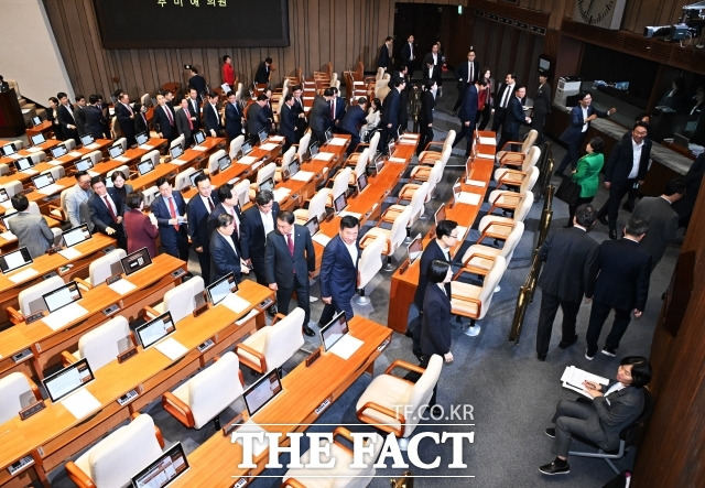 한동훈 대표에게 직접 해명을 요구하며 연일 압박하는 친윤(친윤석열)계에 맞서기 위해 친한(친한동훈)계가 특검법 찬성 가능성을 띄우며 이탈표가 발생할 여지가 생겼다. 다만 친한계의 이같은 움직임은 '한 대표에 대한 공격을 멈추라'는 일종의 시위성에 불과하며 실제로 실행에 옮길 가능성은 적다는 분석이 나온다. /배정한 기자