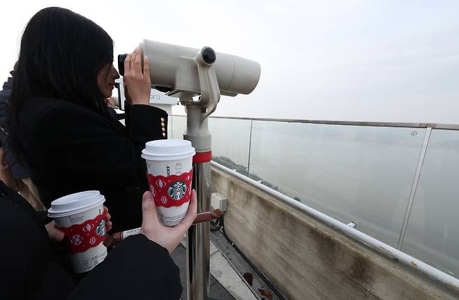 1일 경기 김포시 스타벅스 김포애기봉생태공원점에서 방문객들이 북한을 바라보고 있다. /뉴시스