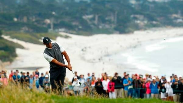 타이거 우즈가 페블비치에서 열린 US오픈에서 샷을 하고 있는 모습.