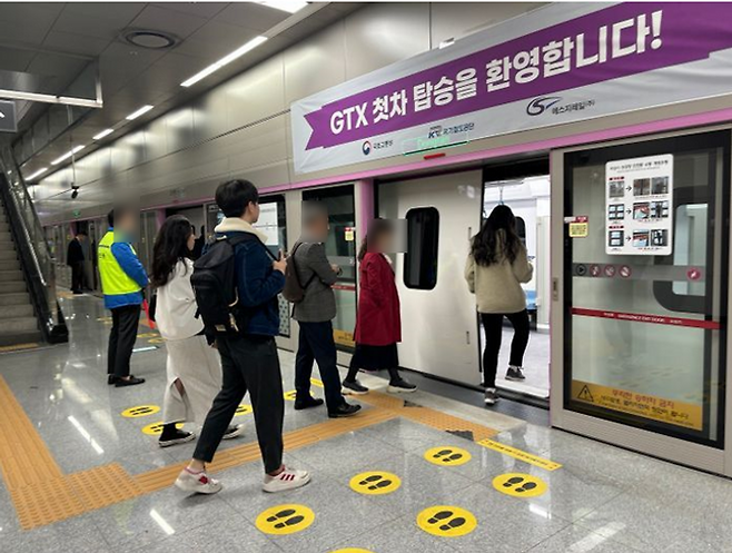 수도권광역급행철도(GTX)-A 동탄역 이용객 모습. GTX-A 파주운정~서울 구간 개통이 한 달 여 앞으로 다가오자 파주시와 고양시 등 지자체 차원에서의 연계교통 마련에 분주한 분위기다.ⓒ데일리안 임정희 기자