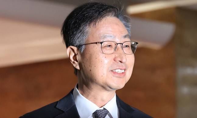 최재해 감사원장이 지난달 29일 서울 여의도 국회 예결위 회의에 입장하며 취재진 앞에 서서 자신의 탄핵과 관련해 입장을 밝히고 있다. 신소영 기자 viator@hani.co.kr
