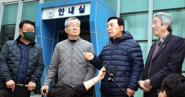 지난 2월14일 한국전쟁기 충남 남부지역 희생자 유족 백남식·백남선(왼쪽 둘째, 셋째)씨와 이명춘 변호사(왼쪽서 넷째)가 서울경찰청에 김광동 진실화해위 위원장에 대한 형사고소장을 접수하기 직전 기자들에게 고소 취지를 설명하고 있다. 김경호 선임기자 jijae@hani.co.kr