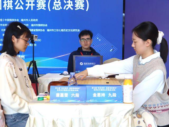 김은지(오른쪽) 9단이 지난달 27일 중국 푸저우시에서 탕자원 6단과 가진 ‘제7회 오청원배 세계여자바둑오픈전’(우승상금 50만 위안·약 9,600만 원) 4강전을 벌이고 있다. 김 9단은 이날 대국에서 2.5집 차이로 패하면서 결승 진출에 실패했다. 한국기원 제공