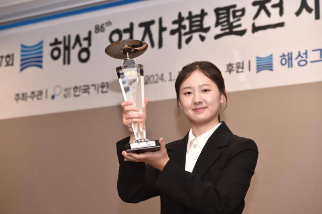 국내 최대 프로여자바둑 기전인 ‘제7회 해성 여자기성전’에서 우승한 김은지 9단이 지난 1월 열렸던 시상식에 참석, 우승컵을 들어 올리고 있다. 김 9단은 이 대회 우승으로 최단기간(3년11개월) 입신(9단)과 최연소(16세6개월) 9단 기록도 세웠다. 한국기원 제공
