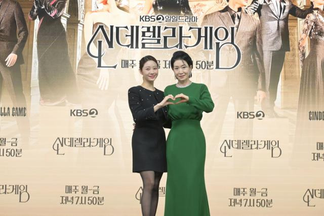 2일 KBS2 '신데렐라 게임' 제작발표회가 온라인으로 진행됐다. 행사에는 이현경 감독과 나영희 한그루 최상 지수원 김혜옥 최종환 박리원 권도형이 참석했다. 작품은 원수에 의해 가짜 딸로 이용당해 복수의 화신이 된 여자가 진정한 복수의 의미를 깨달으며 성장, 치유하는 이야기를 다뤘다. KBS 제공