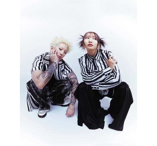 일본 인기 유닛 요아소비(YOASOBI)가 약 1년 만에 내한 콘서트로 돌아왔다. 리벳 제공