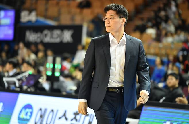 2일 잠실실내체육관에서 열린 삼성과 현대모비스의 2024~25 KCC 프로농구 정규리그 경기. 조동현 현대모비스 감독이 코트를 지켜보고 있다. 사진=KBL