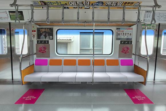 자리를 양보해달라는 말을 들은 뒤 격분해 승객을 폭행하고 살해 협박까지 한 20대 남성이  법원에서 징역형 집행유예를 선고받았다. 본 기사와 무관한 사진. [사진=서울교통공사]