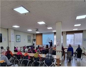 해당 요양원에서는 정기적으로 예방교육을 실시해왔다고 주장한다. 사진은 홈페이지에 공개된 교육 사진.