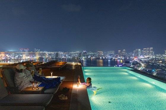 강원도 속초는 겨울 여행지로 제격이다. 제철 해산물을 맛보고 젊은 여행자의 취향을 반영한 호텔에서 ‘호캉스’를 즐기기 좋다. 올 6월 개장한 홈마리나 속초는 옥상 온수 풀에 몸을 담근 채 청초호와 속초 도심의 야경을 감상할 수 있어 인기다.