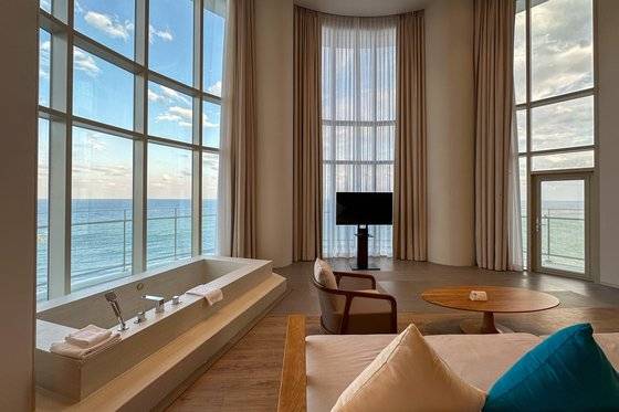 올 6월 대포항에 개장한 카시아 속초. 모든 객실이 바다 전망을 자랑한다.