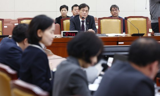 김태규 방송통신위원장 직무대행이 2일 국회에서 열린 과학기술정보방송통신위원회 전체회의에서 의원 질의에 답변하고 있다. 뉴스1