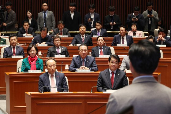 국민의힘 추경호 원내대표를 비롯한 의원들이 2일 오전 서울 여의도 국회에서 열린 비상의원총회에서 더불어민주당의 감사원장 등에 대한 탄핵 추진과 관련해 법제사법위원회 간사인 유상범 의원의 보고를 듣고 있다. 연합뉴스