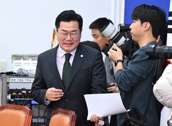 박찬대 더불어민주당 원내대표가 1일 국회에서 열린 기자간담회에 입장하고 있다. 박 원내대표는 “법정시한인 내일 본회의에 감액 예산안을 상정하기로 했다”고 밝혔다. 이병주 기자