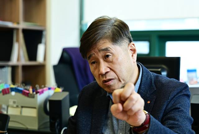 김경원 세종대 경영경제대학장이 지난 27일 국민일보와 인터뷰하고 있다. 김지훈 기자