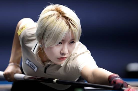 최연주가 2일 오후 강원도 정선군 하이원그랜드호텔 컨벤션타워에서 열린 ‘24/25 하이원리조트 LPBA챔피언십’ 2차예선에서 송민지에 25:6으로 완승, LPBA 최고애버리지 타이기록(2.778)으로 64강에 진출했다. (사진= PBA)