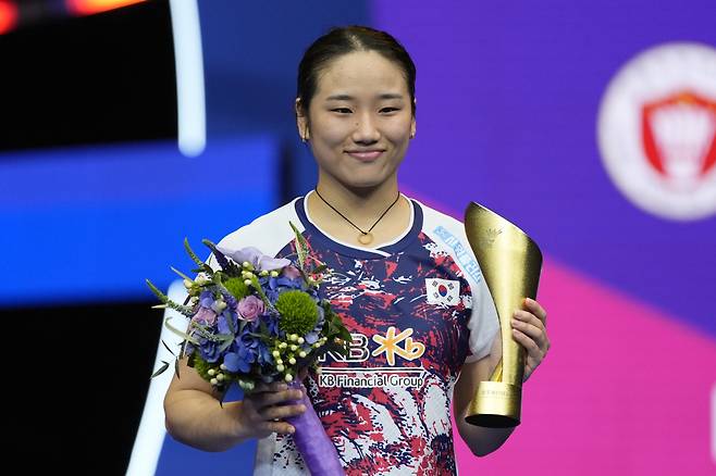 대한민국 배드민턴의 간판 안세영(삼성생명)이 지난달 중국 선전 아레나에서 열린 '2024 세계배드민턴연맹(BWF) 월드 투어 슈퍼 750 마스터스' 여자 단식에서 우승한 뒤 트로피를 들고 포즈를 취하는 모습. /AP=뉴시스