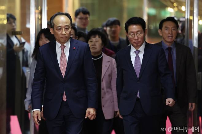 [서울=뉴시스] 권창회 기자 = 추경호 국민의힘 원내대표와 중진 의원들이 2일 오전 서울 여의도 국회에서 열린 비상의원총회를 마친 뒤 우원식 의장에게 감액 예산안의 본회의 처리에 대한 반대 의견을 전달하기 위해 이동하고 있다. 2024.12.02. kch0523@newsis.com /사진=권창회