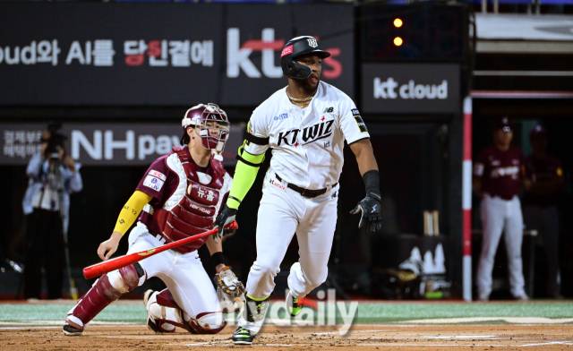 2024년 9월 27일 경기도 수원KT위즈파크에서 '2024 신한 SOL Bank KBO리그, 키움 히어로즈와 KT 위즈의 경기가 열렸다. KT 로하스가 1회말 무사 1루서 안타를 치고 있다./마이데일리