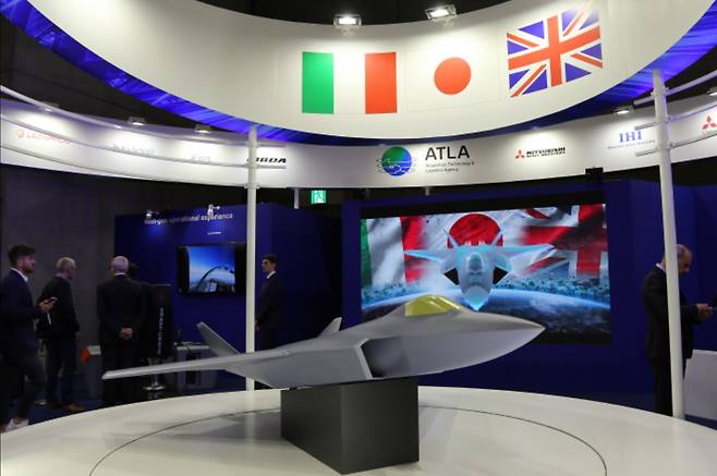 일본이 영국, 이탈리아와 공동개발하는 6세대 전투기 사업에 사우디아라비아의 참여 가능성이 제기된다. 지난해 도쿄 인근 치바 마쿠하리 멧세에서 열린 ‘DSEI 일본 2023’ 방산전시회 때 전시된 3국 공동개발 6세대 전투기 ‘GCAP’ 모형. [헤럴드경제=신대원 기자]