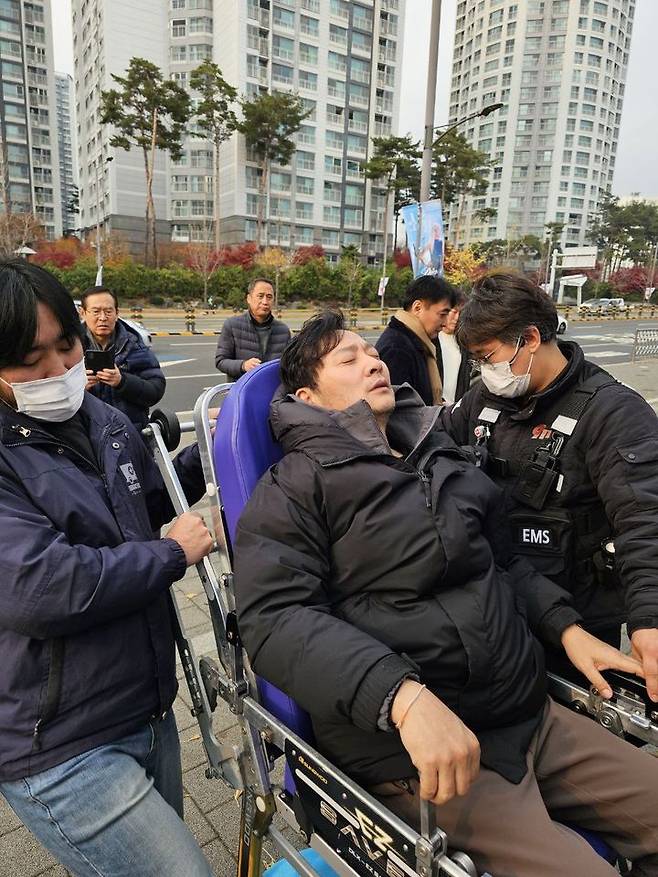 [서울=뉴시스] 병원으로 후송되는 박창범 전 대한우슈협회장. (사진=박창범 전 회장 측 제공) *재판매 및 DB 금지