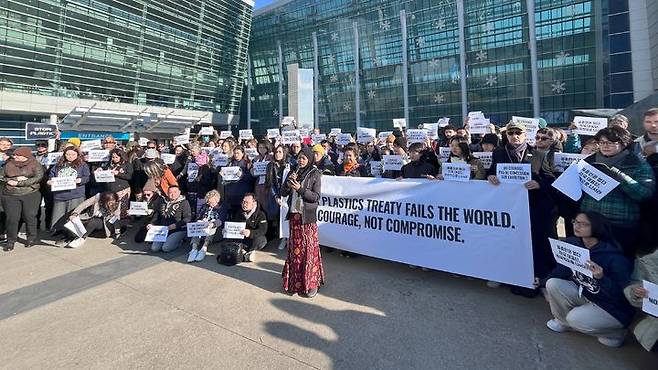 [부산=뉴시스] 29일 오전 벡스코 앞에서 국내외 시민단체 연합은 기자회견을 열고 플라스틱 국제협약 성안을 위한 제5차 정부간협상위원회(INC-5) 회의의 지지부진함을 비판하고 있다. (사진=그린피스 인터내셔널 제공) 2024.11.29. photo@newsis.com *재판매 및 DB 금지