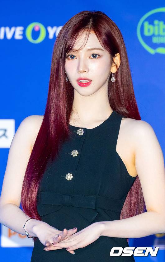 [OSEN=오사카(일본), 민경훈 기자] 23일 오후 일본 교세라 돔 오사카서&nbsp;'2024 MAMA AWARDS(마마 어워즈)'&nbsp;레드카펫 행사가 진행됐다.'2024 MAMA AWARDS'는 현지시간 기준으로 21일 미국 LA 돌비씨어터에서, 22일과 23일에 일본 교세라 돔 오사카에서 개최된다.에스파 카리나가 레드카펫을 밟으며 포즈를 취하고 있다. 2024.11.23 /rumi@osen.co.kr