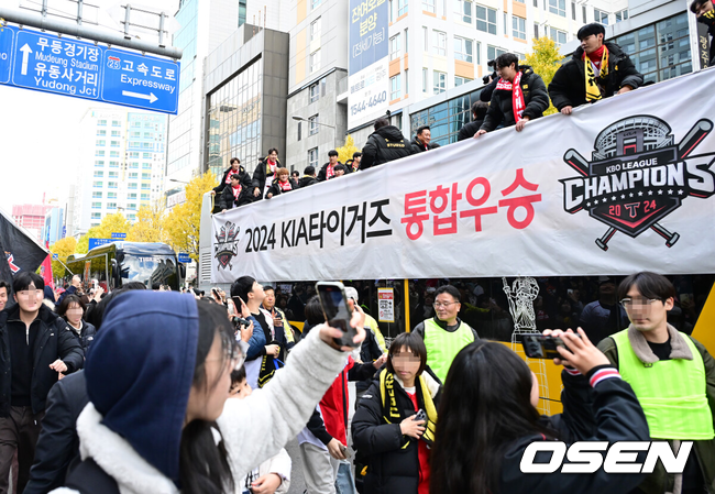 [OSEN=광주, 김성락 기자] 30일 오후 광주 동구 금남로 거리에서 프로야구 KIA 타이거즈의 한국시리즈 12번째 우승을 축하하는 카퍼레이드 행사가 35년 만에 열렸다.KIA 타이거즈 선수단은 대형 오픈 버스에 올라 광주 금남로 5가부터 5·18민주광장까지 1.2㎞ 구간을 팬들의 환호 속에서 이동했다.KIA 타이거즈 우승 축하 카퍼레이드가 펼쳐지고 있다. 2024.11.30 / ksl0919@osen.co.kr