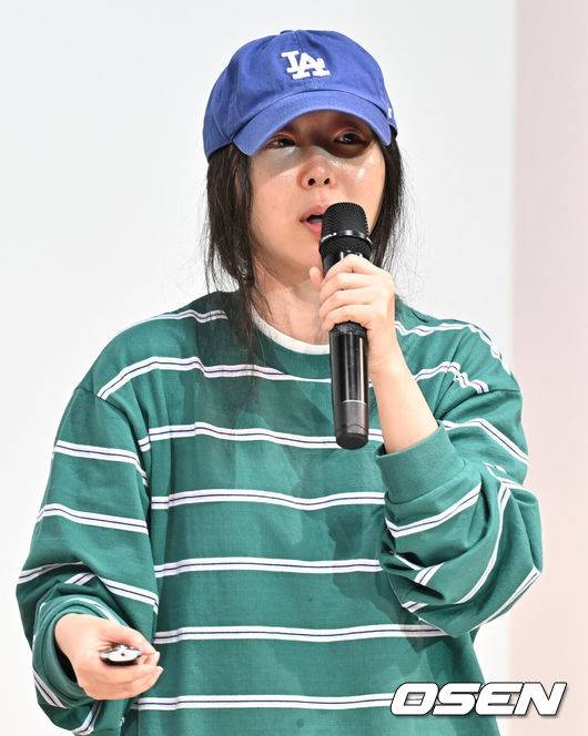 [OSEN=조은정 기자]하이브 산하 레이블 어도어의 대표 민희진이 25일 오후 서울 서초구 한국컨퍼런스센터에서 경영원 탈취 시도 의혹 관련 긴급기자회견을 열었다.앞서 하이브는 민희진 대표가 뉴진스를 데리고 본사로부터 독립하려 한다는 제보를 받아 관련 증거 수집에 나섰다.&nbsp;하이브는 A 씨 등 어도어 경영진이 대외비인 계약서를 유출하고, 하이브가 보유하고 있는 어도어 주식을 팔도록 유도했다는 정황을 포착해 감사권을 발동했으며&nbsp;A 씨가 하이브 내부 정보를 어도어에 넘긴 것으로도 파악했다. 이와 관련,&nbsp;민희진 대표는 공식입장을 통해 '아일릿의 뉴진스 카피 사태'에 문제를 제기하자 하이브로부터 해임 통보를 받은 것이라고 반박했다.민희진 대표가 입장을 발표하고 있다. 2024.04.25 /cej@osen.co.kr