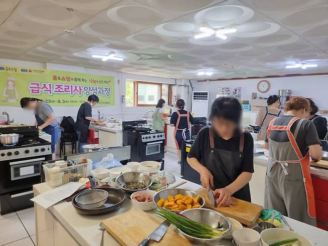 서울 용산구 용산여성개발센터가 운영하는 ‘급식 조리사 양성 과정’ 수강생들이 조리 업무를 실습하고 있다.센터 제공