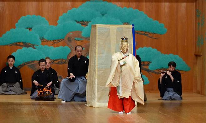 일본 전통 가면극 ‘노(能)’로 만들어진 ‘망한가’가 2019년 일본 도쿄의 노 전용극장에서 공연될 당시 한 장면. 가면을 쓴 배우가 주인공 아내 역을 맡은 중요무형문화재 우자와 히사다. 이번에 한·일 합작으로 새롭게 선보이는 ‘망한가’는 기존의 노에 우리 판소리와 정가, 전통춤을 입혀 한국적 색채를 더했다. 국립국악원 제공