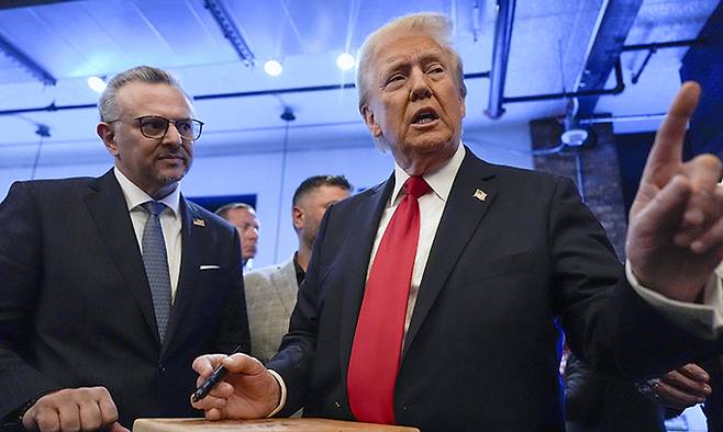 도널드 트럼프 미국 대통령 당선인과&nbsp;아랍 및 중동 분야 선임 고문으로 임명된&nbsp;레바논계 미국인인 마사드 불로스가 지난 11월 1일 미시간주 디어본을 방문한 모습.&nbsp;불로스는 트럼프 당선인의 딸 티파니 트럼프의 시아버지다. AP연합뉴스