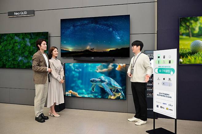 2일 업계에 따르면, 삼성전자는 이달부터 AI 구독클럽 운영을 시작했다. 사진은 삼성스토어 서초에서 매니저가 방문 고객에게 설명을 하고 있는 모습 ⓒ삼성전자 제공