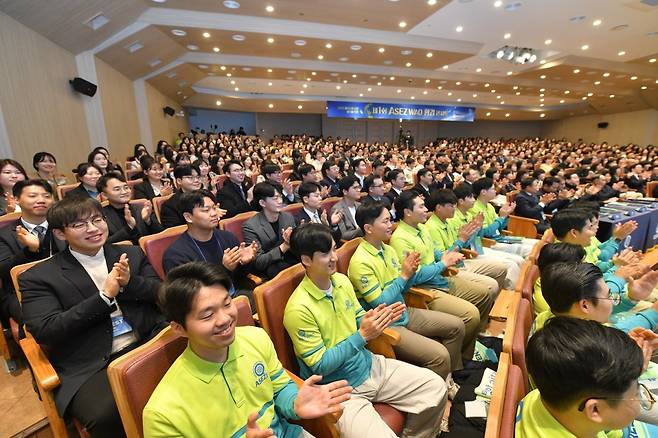 1일 하나님의 교회 직장인청년봉사단 ASEZ WAO가 ‘새예루살렘 판교성전’에서 1회 환경콘서트를 개최했다. 청중이 환경을주제로 한 강연과 대담을 흥미롭게 듣고 있다.