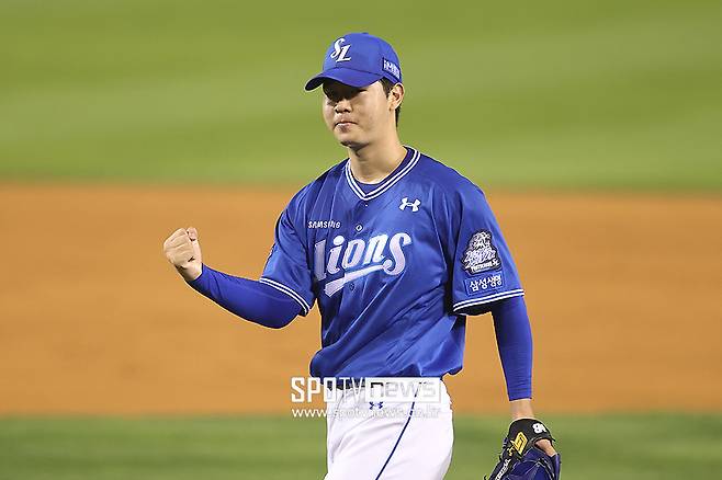 ▲ 삼성 우완투수 황동재가 10월 17일 서울 잠실구장에서 열린 2024 신한 SOL뱅크 KBO 포스트시즌 LG와의 플레이오프 3차전에서 선발투수로 나와 주먹을 불끈 쥐고 있다. 황동재는 이 경기에서 3이닝 1피안타 3볼넷 3탈삼진 무실점으로 기대 이상의 호투를 보였다. ⓒ곽혜미 기자