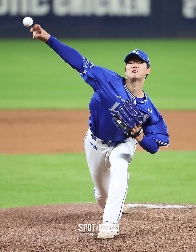▲ 삼성 우완투수 황동재가 10월 23일 광주-기아 챔피언스필드에서 열린 2024 신한 SOL뱅크 KBO 포스트시즌 KIA와의 한국시리즈 2차전에서 선발투수로 등판해 투구하고 있다. 황동재는 이 경기에서 ⅔이닝 5피안타 1볼넷 5실점에 그쳤다. ⓒ곽혜미 기자