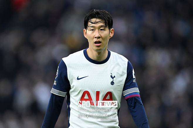 ▲ 토트넘은 1일 오후 10시 30분(이하 한국시간) 영국 런던 토트넘 홋스퍼 스타디움에서 열린 2024-25시즌 잉글랜드 프리미어리그 13라운드 풀럼과 홈경기에서 1-1로 비겼다. 도미닉 솔란케가 컨디션 난조로 결장하면서 손흥민이 최전방 스트라이커로 나선 것이다. 손흥민은 왼쪽 날개로 나선 티모 베르너, 오른쪽 측면을 책임진 브레넌 존슨과 호흡을 맞췄다.