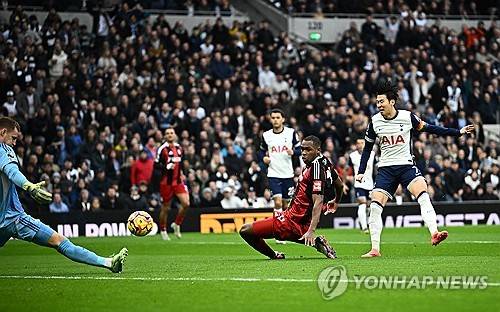토트넘 홋스퍼는 1일(한국시간) 영국 런던에 위치한 토트넘 홋스퍼 스타디움에서 열린 풀럼과의 2024-25시즌 잉글리시 프리미어리그 13라운드 홈경기에서 1-1 무승부를 거뒀다. 후반 38분 풀럼 선수 1명이 퇴장을 당해 수적 우위를 점했음에도 결승골을 만들지 못했다. 이날 손흥민은 9번 공격수로 선발 출전해 풀타임을 소화했으나 결정적인 골 찬스를 놓치면서 혹평을 피하지 못했다. 연합뉴스