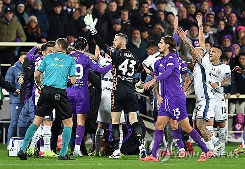 보베가 2일(한국시간) 이탈리아 피렌체에 있는 스타디오 아르테미오 프란키에서 열린 피오렌티나와 인터 밀란의 2024-2025시즌 세리에A 14라운드 홈 경기에 선발 출장했다가 갑자기 쓰러졌다.&nbsp;  왼쪽 윙어로 선발 출장한 보베는 경기 중 전반 17분 축구화 끈은 묶은 뒤 일어서서 걸어가는 과정에서 갑자기 쓰러졌다. 앞에서 있던 덴젤 둠프리스가 보베의 상황을 확인한 즉시, 다가가 응급조치를 진행했다..연합뉴스