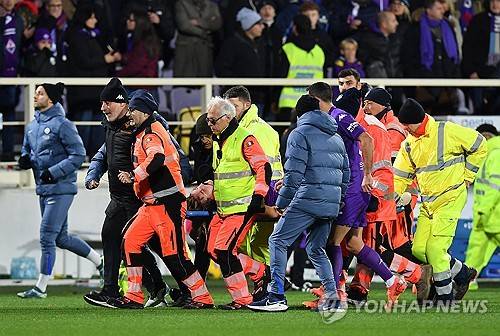 보베가 2일(한국시간) 이탈리아 피렌체에 있는 스타디오 아르테미오 프란키에서 열린 피오렌티나와 인터 밀란의 2024-2025시즌 세리에A 14라운드 홈 경기에 선발 출장했다가 갑자기 쓰러졌다.&nbsp;  왼쪽 윙어로 선발 출장한 보베는 경기 중 전반 17분 축구화 끈은 묶은 뒤 일어서서 걸어가는 과정에서 갑자기 쓰러졌다. 앞에서 있던 덴젤 둠프리스가 보베의 상황을 확인한 즉시, 다가가 응급조치를 진행했다..연합뉴스