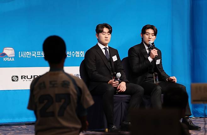 1일 오후 서울 강남구 청담동 한 호텔에서 열린 한국프로야구은퇴선수협회 은퇴선수의 날 시상식에서 '최고의 선수상'을 받은 KIA 김도영(오른쪽)과 '최고의 신인상' 받은 두산 김택연이 장학금을 받은 중학교 선수의 질문에 답하고 있다. 연합뉴스