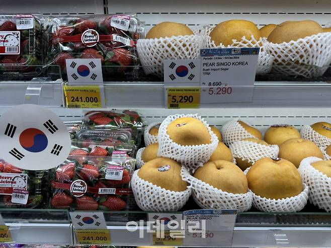 27일 인도네시아 자카르타에 위치한 롯데마트 간다리아씨티점에 진열돼 있는 한국 딸기·배 모습(사진=이데일리 김은비 기자)