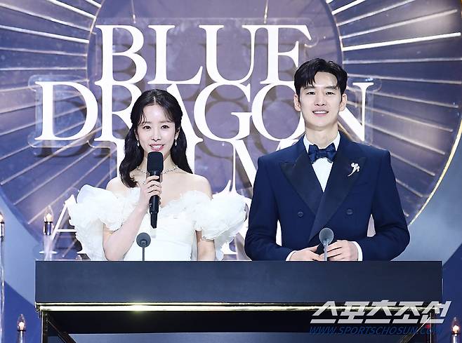 영광의 무대를 함께 잘 마무리 한 한지민과 이제훈