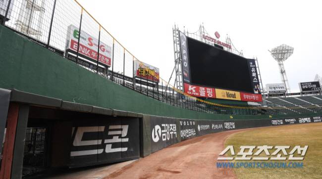 2021년 공사를 마친 뒤의 사직구장. 1.2m 철망펜스가 더해진 모습. 박재만 기자 pjm@sportschosun.com